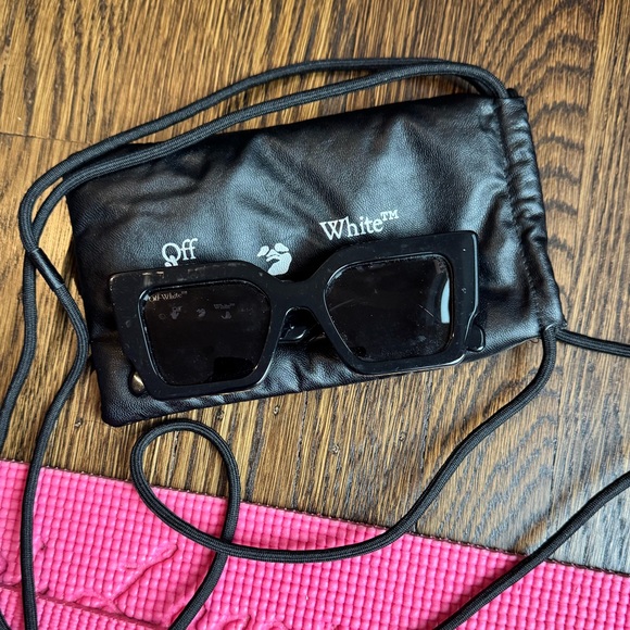 Off-White Black Rectangular Sunglasses - Picture 1 of 1